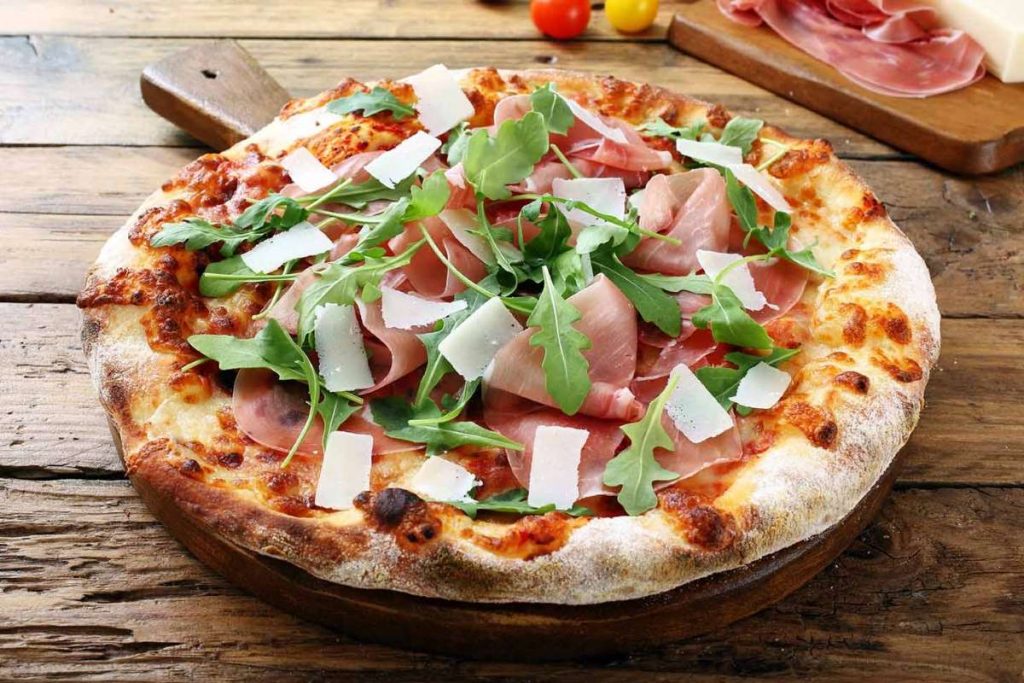 Một phần pizza đúng chuẩn Ý cùng Parmigiano bào mỏng cùng thịt muối Ý.