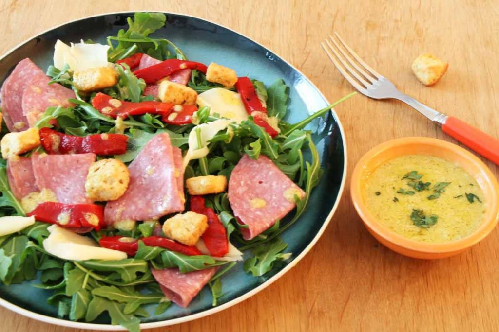 Một bát salami salad đủ đầy giúp bạn no căng cả buổi