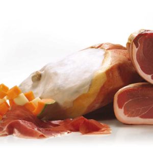 Prosciutto di Parma DOP là một loại dăm bông làm từ phần trên cùng của chân sau lợn được ướp muối, sấy khô trong một thời gian dài từ vài tháng đến vài năm. Prosciutto là thịt sống được làm chín bằng cách ướp muối và ủ. Phương pháp này vừa giúp bảo quản thịt trong thời gian dài, đồng thời cũng khiến hương vị của thịt nguyên bản nhất.