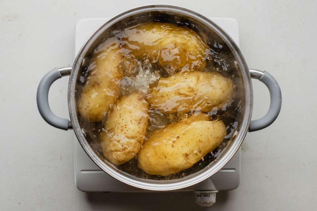 Luộc chín khoai tây là bước đầu tiên của món Tonno al Cartoccio