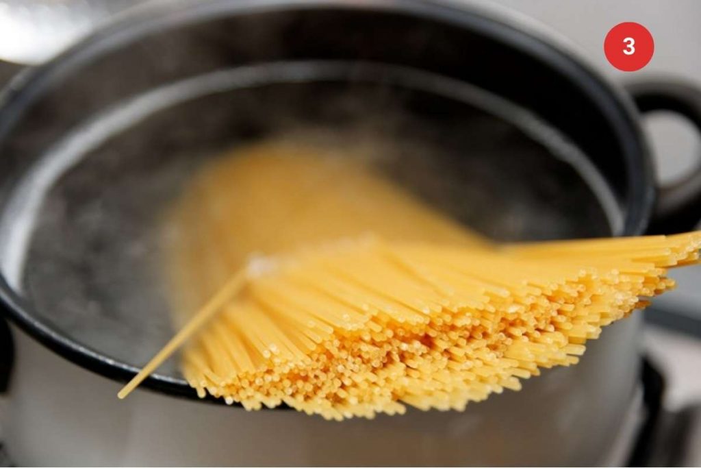 Nấu chín mì Ý (Spaghetti) là bước 3