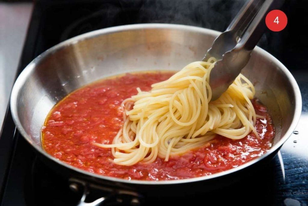 Bước 4 - Cho Mì Ý đã chín vào sốt cà chua Marinara