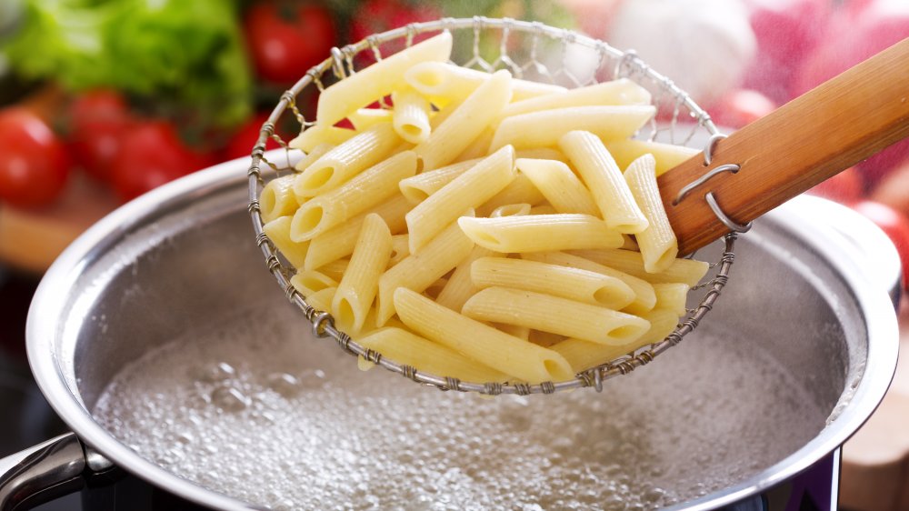 Nấu chín pasta penne là bước đầu tiên cần thực hiện