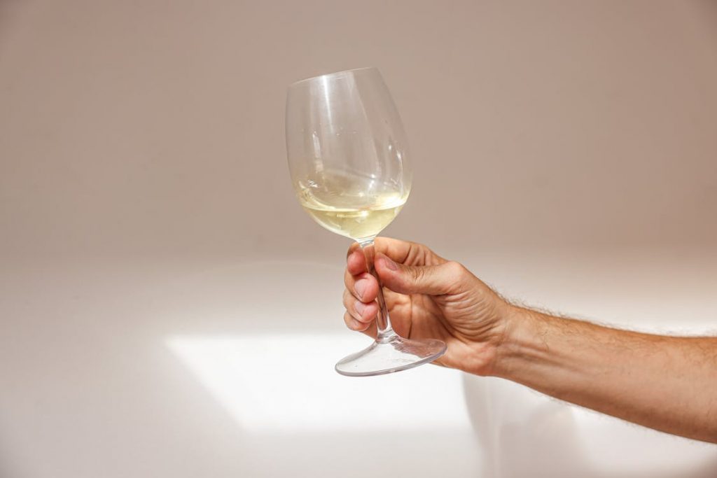 Cầm ly rượu vang bằng 5 ngón tay là cách được nhiều người lựa chọn
