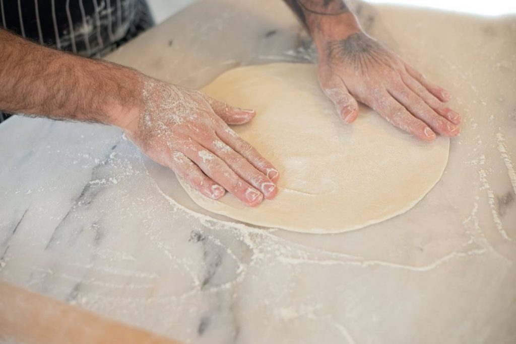 Đế bánh mỏng giòn chính là cách làm pizza chuẩn Ý truyền thống 