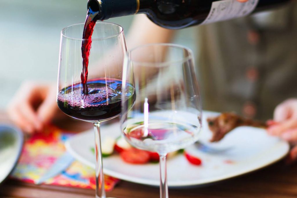 Có sự khác nhau về lượng rượu vang trắng và đỏ khi rót vào ly