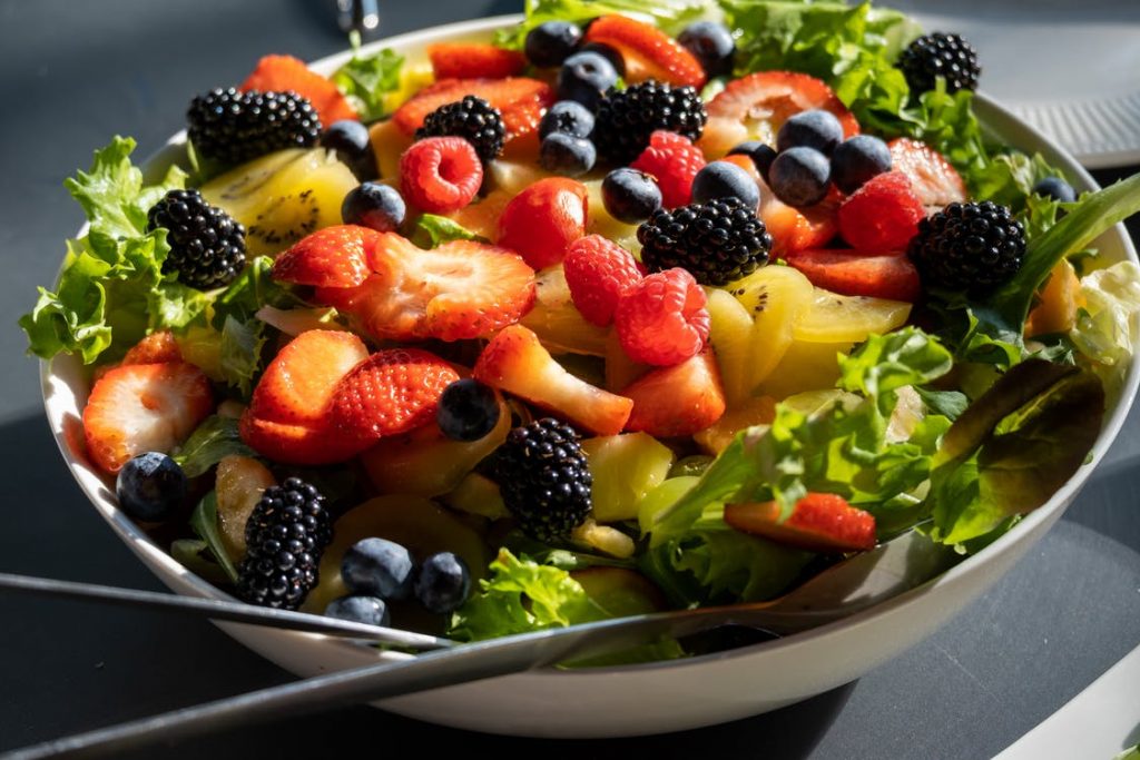 Salad trái cây là lựa chọn hoàn hảo để ăn kèm với rượu vang trắng Moscato d'Asti DOCG