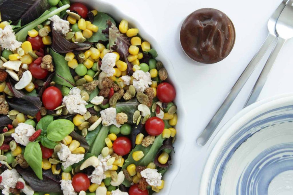 Salad rau củ ăn cùng với phô mai cứng thực vật