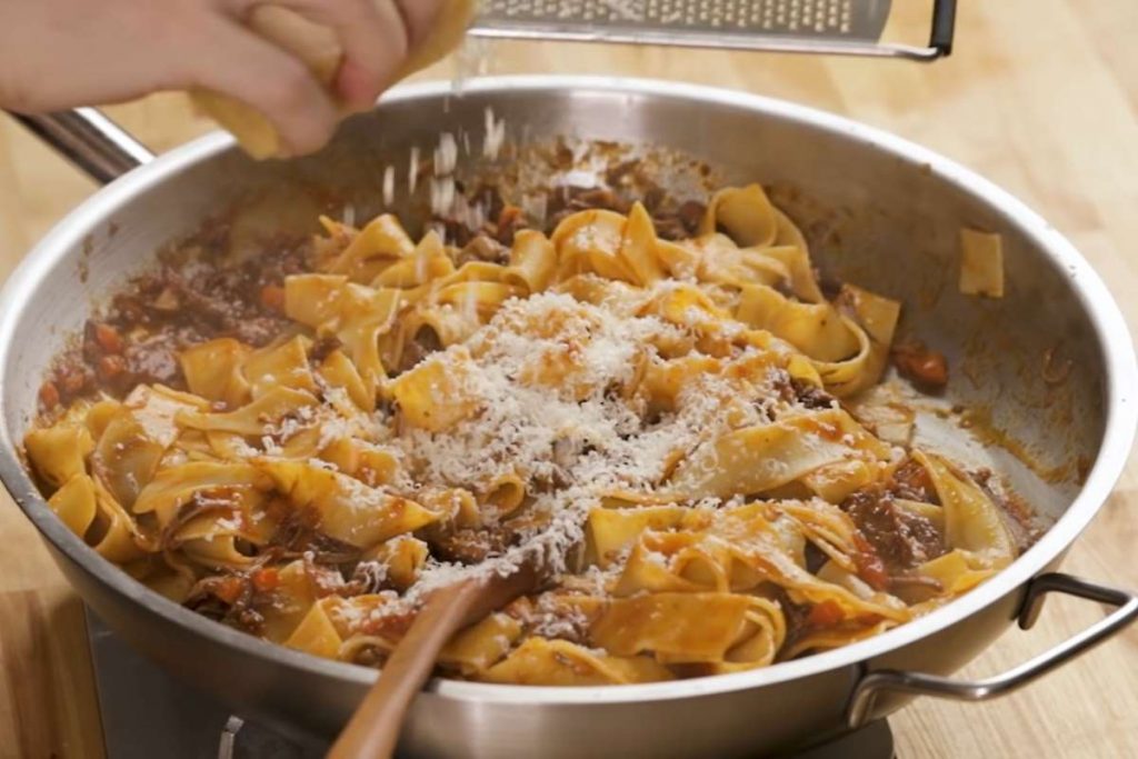 Phô mai Parmigiano sẽ làm món ăn Pappardelle Filetto Vino Rosso thêm hấp dẫn
